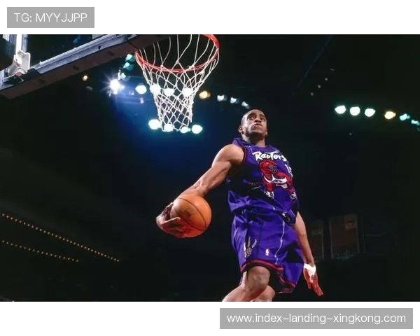 NBA扣篮挂框动作帅到模糊:炫技瞬间引爆全场的震撼盛宴 NBA扣篮挂框动作帅到模糊:炫技瞬间引爆全场的震撼盛宴