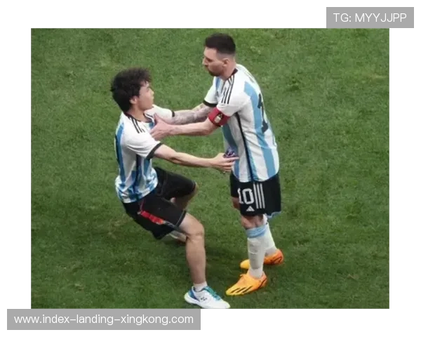 梅西与球迷餐厅合影互动后低调离去，温情依旧