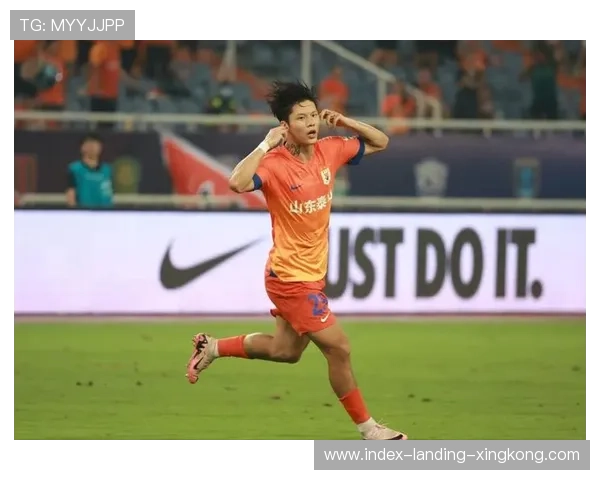 后卫抢点头球补射完成致胜一击 后卫抢点头球补射完成致胜一击