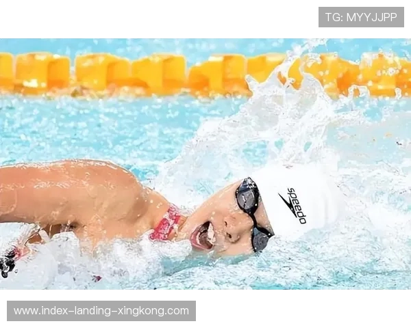 游泳50米自由泳选手冲刺触壁：速度的极限与成长之路