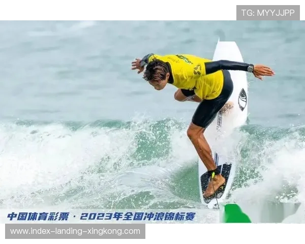 冲浪选手抓浪点精准