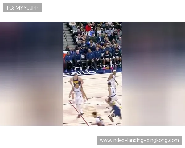 布朗反击暴扣拉开分差，对手被打停，布朗jr